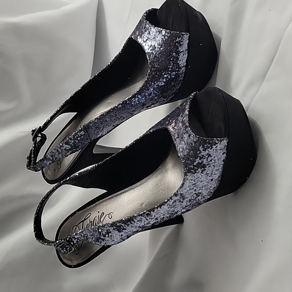 Fergie Bizzare Too Glitter Silver Blue sequin platform heels size 9.5
